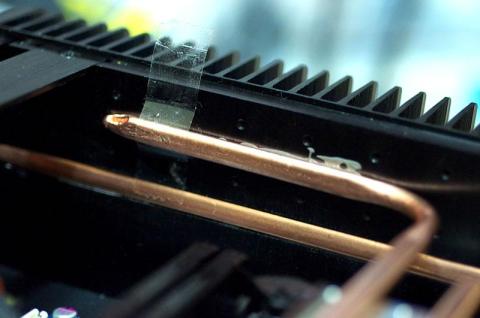 ヒートシンクにテープで仮止め