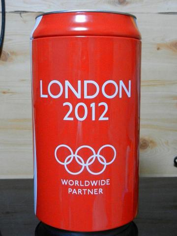 賞品を収めたオリンピックデザインのコカ・コーラBIG缶