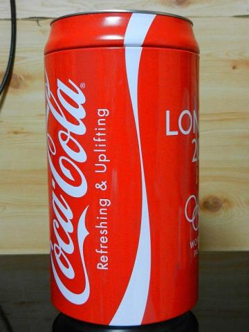 賞品を収めたオリンピックデザインのコカ・コーラBIG缶