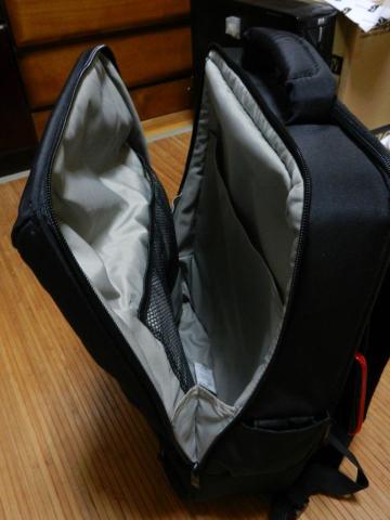 前の部分は小物用メッシュポケットと書類用ポケット付き