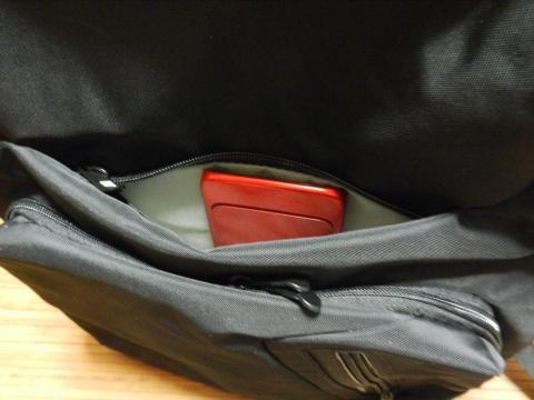 もう一つチャック式のポケットあり