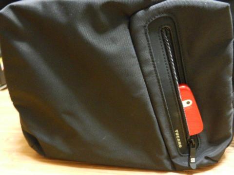 ここにもチャック式のポケットが…。