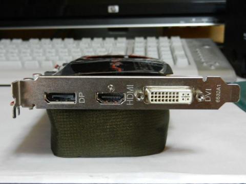 出力端子はDisplayPort、HDMI、DVI。クーラーは薄型。