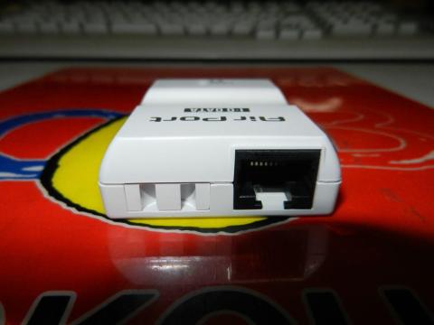 LAN端子とストラップホール