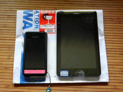 手持ちのL-05Dとの比較。やはりデカイ…。