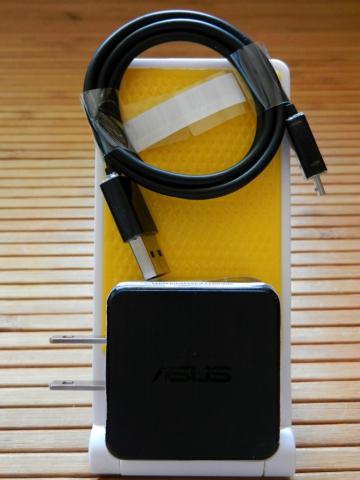 同梱のUSBケーブルと充電用ACアダプタ