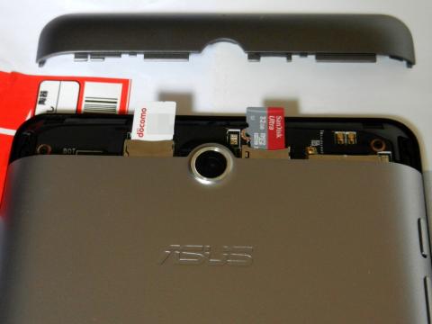 この色が変わっている部分を開けると携帯電話キャリアのSIMを入れるSIM[スロットおよびmicroSDカードをセットできます。