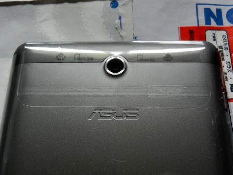 ASUSのロゴ。その上にはカメラのレンズ。