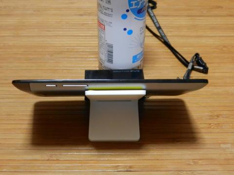 左手側面。電源ボタンとボリュームボタンのみ。