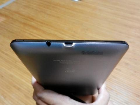 底面部分。イヤホンジャックとMicroUSB端子。