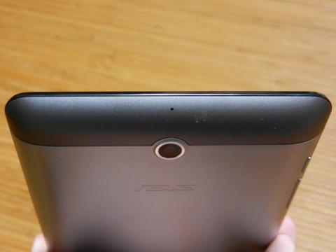 上面部分。中央の丸い部分はカメラ。