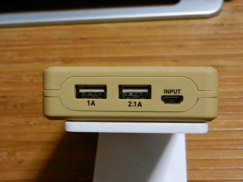 端子は1A、2.1AのUSB出力端子とバッテリ充電用のmicroUSB端子