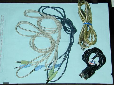 音源、USBケーブル類