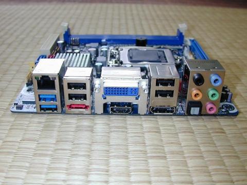 背面のコネクタ部