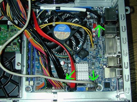 USB、オーディオコネクタを差し込む