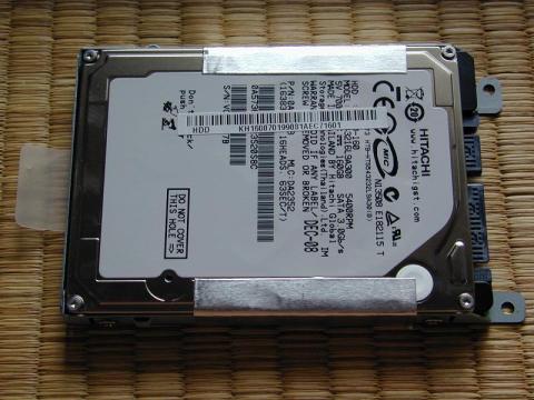 外したマウンタとHDD