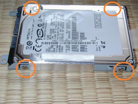 HDDを止めているネジをはずす