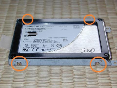 ネジ止めする(4箇所)