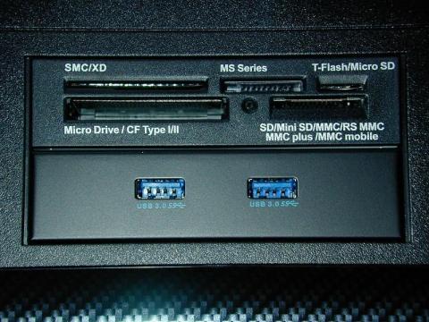 カードリーダーと前面USB3.0ポート