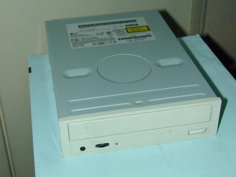 故障しているCDROMドライブ