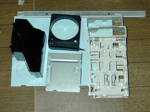 慣れるまで外しづらい機構部品