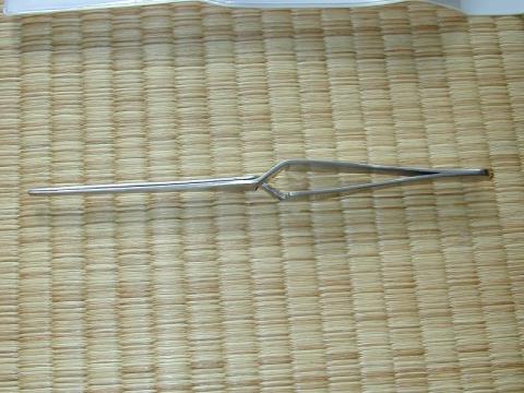 力を加えないときは、先端が閉じてつまみ続けています