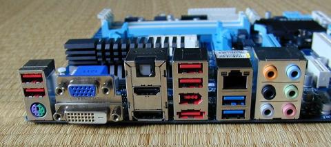 豊富なバックパネルコネクタ類