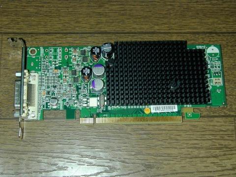 専用ケーブルが無いと使えないカード