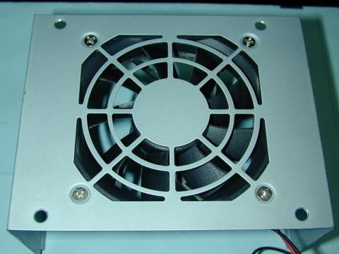 ブロワースプレーでファンも綺麗に。