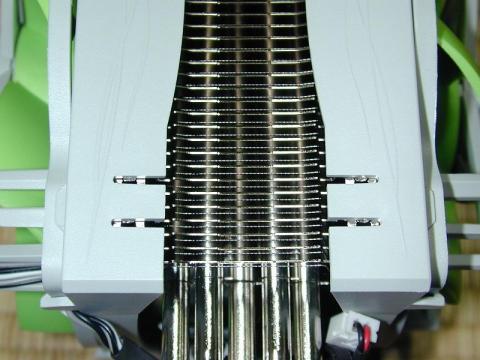 まるでエアコンのような壮大なフィンとヒートパイプ