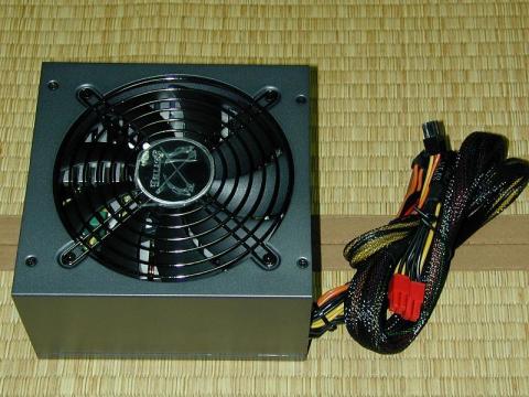 電源の外観は普通。