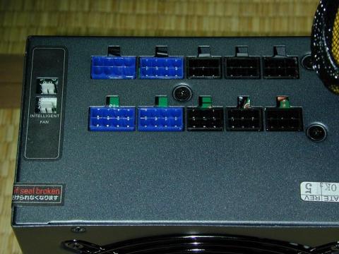 アンプのように所狭しとコネクタが並ぶ