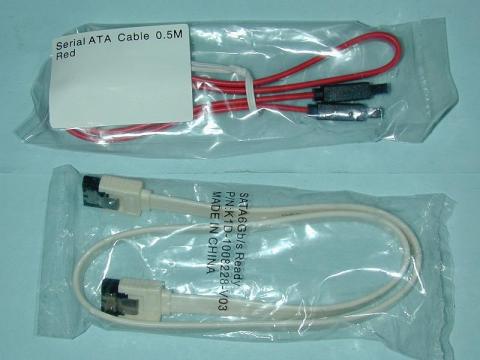 心が和む、普通のS-ATAケーブル