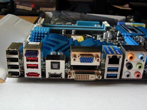 コネクタはかなり豊富