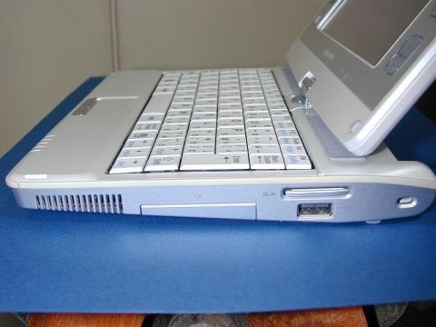 右側面:CF、SD/MS、USB