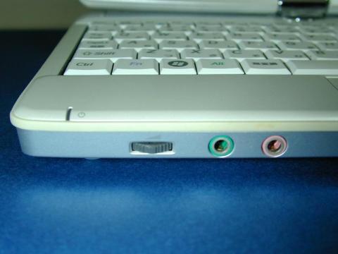 前面左側:デジタルボリューム、ヘッドホン出力端子、マイク入力