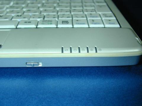 前面右側:無線LANスイッチ、アクセスランプ類