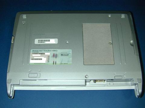 底面:メモリは交換しやすいです