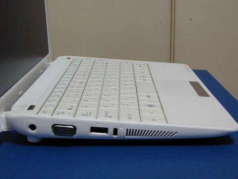 左側面:ACアダプター端子、VGA、USB