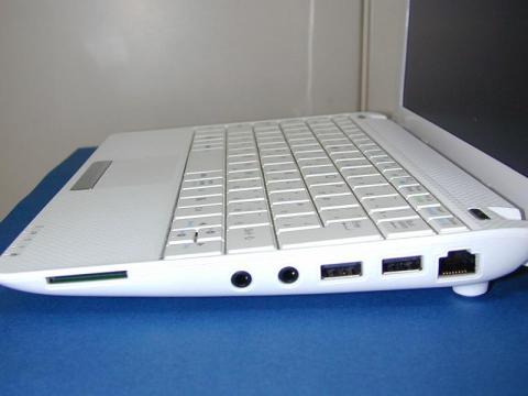 右側面:SDカード、ヘッドホン出力、マイク入力、USB×2、LAN