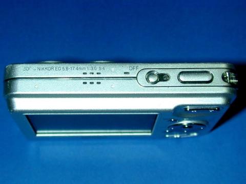 シャッターボタンが細く押しにくいのが難点