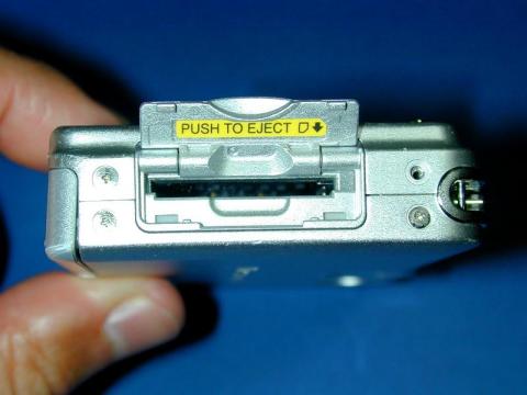 記録媒体はSDカード。但しSDHCには対応しません