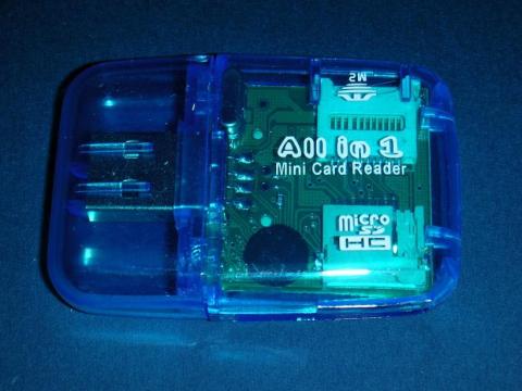 反対側にはMicroSDとMSmicroコネクタ搭載!