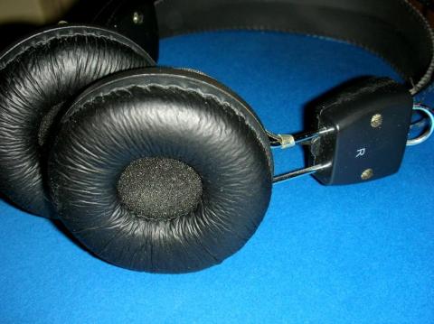 イヤーカップは90°以上回転する