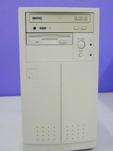 古めかしい外観!