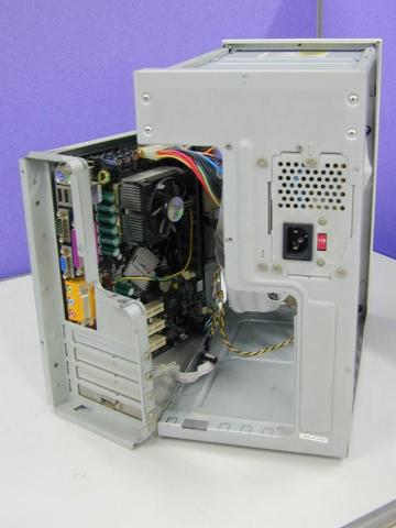 小さくてもマザーや拡張カードをつけたまま外せます!