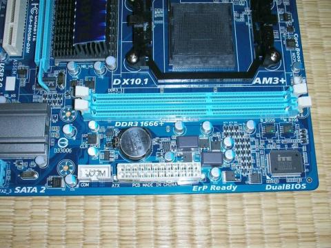 メモリソケットは2本しかない