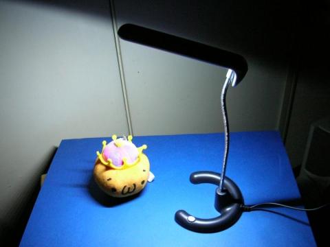 電柱の明かりに照らされる会社帰りのサラリーマン(^^;