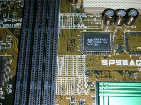 FSB100MHz設定を持っている