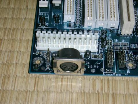 ATキーボードコネクタとAT電源コネクタ